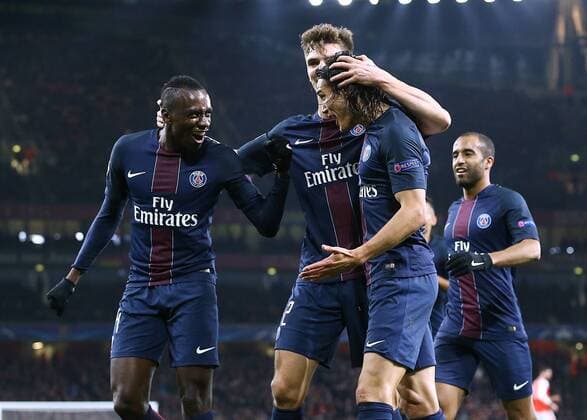 23.11.2016. Emirates Stadium, London, England. UEFA Champions League Football. Arsenal versus Paris Saint Germain. Paris Saint-Germain Forward Edinson Cavani (right) celebrates his goal with Paris Saint-Germain Midfielder Grzegorz Krychowiak (left) and Paris Saint-Germain Defender Thomas Meunier(2nd left), as Paris Saint-Germain Midfielder Lucas runs in, 1-0 Paris Saint-Germain xMarkxKertonx  ActionPlus11813097