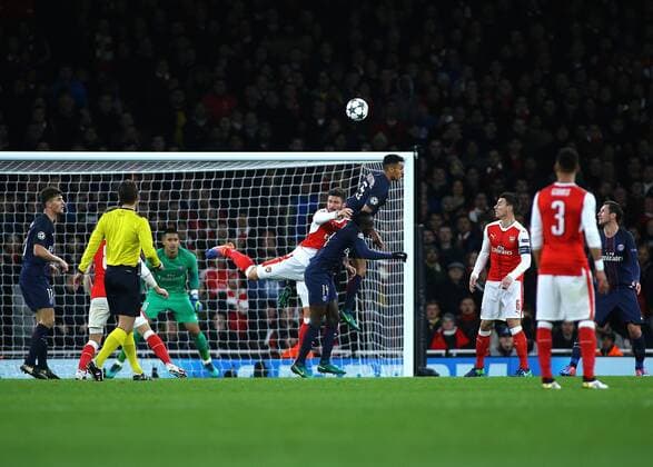 23.11.2016. Emirates Stadium, London, England. UEFA Champions League Football. Arsenal versus Paris Saint Germain. Paris Saint-Germain Defender Marquinhos wins a header against Arsenal Forward Olivier Giroud during an Arsenal corner xMarkxKertonx  ActionPlus11813101