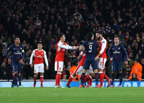 23.11.2016. Emirates Stadium, London, England. UEFA Champions League Football. Arsenal versus Paris Saint Germain. A fracas breaks out between Paris Saint-Germain Forward Edinson Cavani and Arsenal Forward Olivier Giroud, during the build up to the penalty kick xMarkxKertonx  ActionPlus11813103
