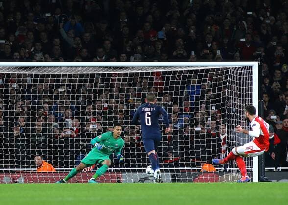 23.11.2016. Emirates Stadium, London, England. UEFA Champions League Football. Arsenal versus Paris Saint Germain. Arsenal Forward Olivier Giroud scores from the spot, sending Paris Saint-Germain Goalkeeper Alphonse Ar& xe9;ola the wrong way and levels the score, 1-1 xMarkxKertonx  ActionPlus11813105