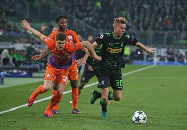 23.11.2016, Fussball UEFA Champions League 2016 2017, Gruppenphase, 5.Spieltag, Borussia Mönchengladbach - Manchester City, im Borussia-Park Mönchengladbach. v.l. John Stones (Manchester City) und Raheem Sterling (Manchester City) gegen Nico Elvedi (Gladbach) 