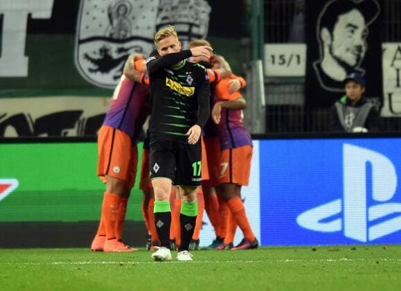 Championsleague: Borussia Mönchengladbach - Manchester City 23.11.2016. Oscar Wendt (BMG) enttäuscht. Dahinter jubelnde Citizens . HM