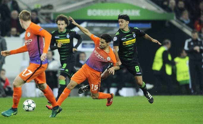 Fussball, UEFA Champions League, Herren, Saison 2016 2017, Gruppe C, 5. Spieltag, Borussia Park Mönchengladbach, Bor. Mönchengladbach (schwarz) - Manchester City (orange); Mahmoud Dahoud (Gladbach), Jesus Navas (Man City), Aktion.