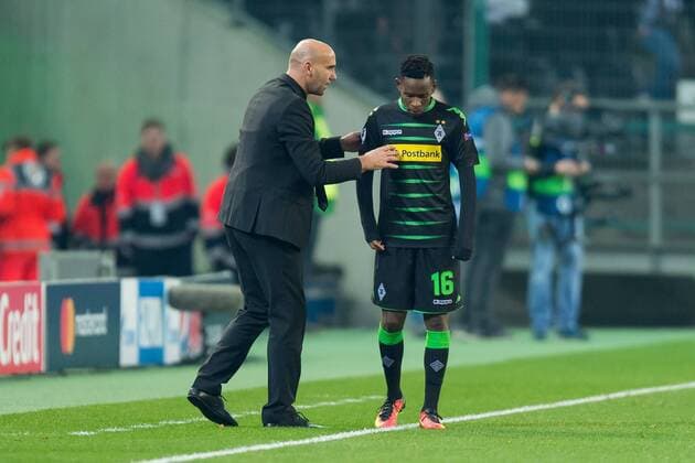 Moenchengladbach, Germany 23.11.2016, UEFA Champions League - 2016 17 Season, Group C - Matchday 5, Borussia Moenchengladbach - Manchester City FC, Trainer Andre Schubert (Moenchengladbach) und Ibrahima Traore (Moenchengladbach) gestikuliert ( DeFodi001