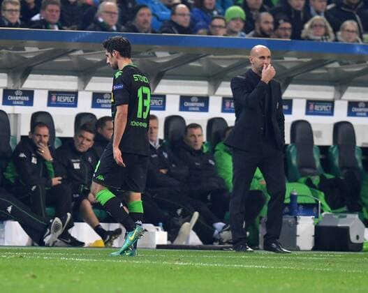 23.11.2016, Fussball UEFA Champions League 2016 17, Vorrunde, 5. Spieltag, Borussia Moenchengladbach - Manchester City, Lars Stindl (Borussia Moenchengladbach), li., nach seiner Roten Karte, rechts Trainer Andre Schubert (Borussia Moenchengladbach)