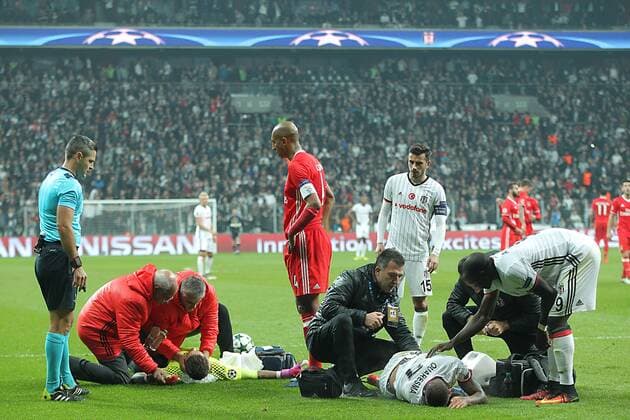 Bilder des Tages - SPORT UEFA Champions League Group B match between Besiktas and Benfica at Vodafone Arena in Istanbul , Turkey ,November 23 , 2016. Final Score : Besiktas 3 - Benfica 3 Pictured: Ricardo Quaresma of Besiktas and Goalkeeper Ederson of Benfica. 