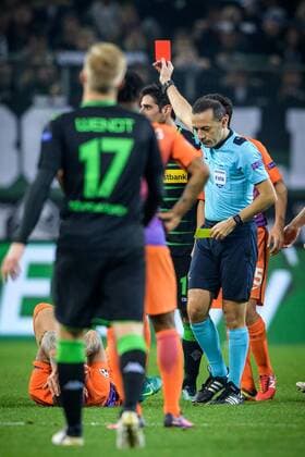 Kapitaen Lars Stindl (Borussia Moenchengladbach 13) bekommt die gelb - rote Karte von Schiedsrichter Cueneyt Cakir (TUR) beim Championsleague Spiel zwischen Borussia Moenchengladbach und Manchester City am 23.11.2016, Moenchengladbach Copyright: xSchuelerx xEibnerx-xPressefotox EP_JSE
