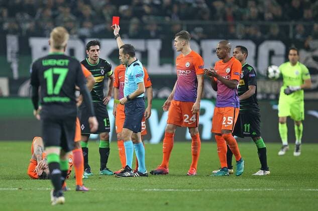 23.11.2016, Fussball UEFA Champions League 2016 2017, Gruppenphase, 5.Spieltag, Borussia Mönchengladbach - Manchester City, im Borussia-Park Mönchengladbach. 2v.l. Lars Stindl (Gladbach) sieht die gelb-rote Karte von Schiedsrichter Cakir Cüneyt 