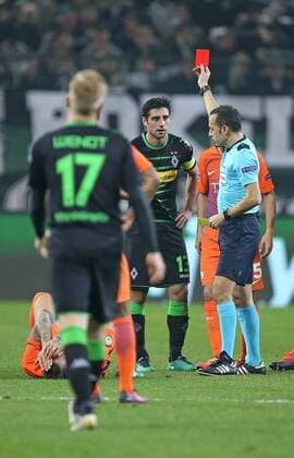 Bilder des Tages - SPORT 23.11.2016, Fussball UEFA Champions League 2016 2017, Gruppenphase, 5.Spieltag, Borussia Mönchengladbach - Manchester City, im Borussia-Park Mönchengladbach. mi. Lars Stindl (Gladbach) sieht die gelb-rote Karte von Schiedsrichter Cakir Cüneyt 