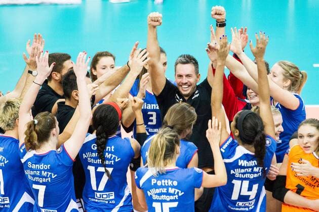 Bilder des Tages - SPORT Guillermo Hernandez (Trainer MTV) freut sich mit seinem Team; DVV Pokal Halbfinale: Allianz MTV Stuttgart vs Rote Raben Vilsbiburg, SCHARRena, Stuttgart Germany, 20161123; Stuttgart Copyright: xWuechner Eibner-Pressefotox EP_NWR