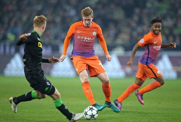 23.11.2016, Fussball UEFA Champions League 2016 2017, Gruppenphase, 5.Spieltag, Borussia Mönchengladbach - Manchester City, im Borussia-Park Mönchengladbach. v.l. Oscar Wendt (Gladbach) gegen Kevin de Bruyne (Manchester City) , Raheem Sterling (Manchester City) 