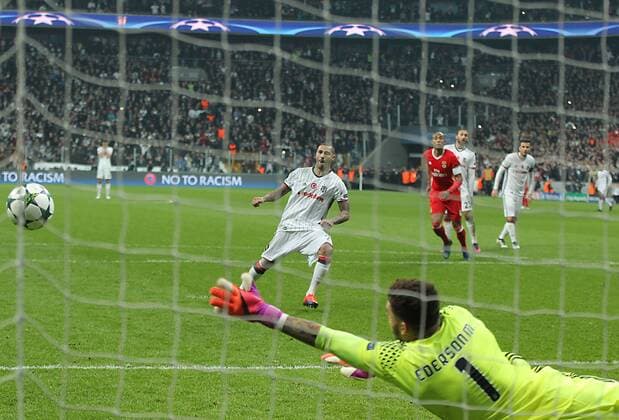 UEFA Champions League Group B match between Besiktas and Benfica at Vodafone Arena in Istanbul , Turkey ,November 23 , 2016. Final Score : Besiktas 3 - Benfica 3 Pictured: Ricardo Quaresma of Besiktas and Goalkeeper Ederson of Benfica. 