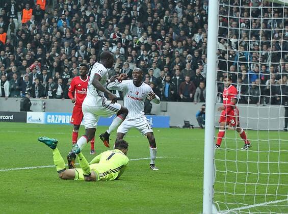 UEFA Champions League Group B match between Besiktas and Benfica at Vodafone Arena in Istanbul , Turkey ,November 23 , 2016. Final Score : Besiktas 3 - Benfica 3 Pictured: Vincent Aboubakar of Besiktas and Goalkeeper Ederson of Benfica. 