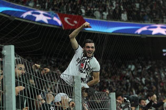 Bilder des Tages - SPORT UEFA Champions League Group B match between Besiktas and Benfica at Vodafone Arena in Istanbul , Turkey ,November 23 , 2016. Final Score : Besiktas 3 - Benfica 3 Pictured: Fans of Besiktas. 