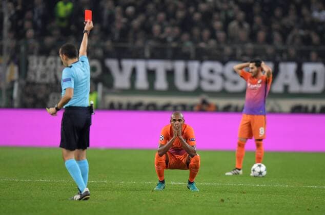 Bilder des Tages - SPORT 23.11.2016, Fussball UEFA Champions League 2016 17, Vorrunde, 5. Spieltag, Borussia Moenchengladbach - Manchester City, Schiedsrichter Cueneyt Cakir zeigt Fernandinho (Manchester City), mi., die Rote Karte