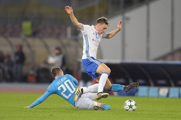 Bilder des Tages - SPORT November 23, 2016 - Rome, Italy - Serhiy Sydorchuk of Dynamo Kyiv is challenged by Piotr Zielinski of Napoli during the UEFA Champions League group B match between Napoli and Dynamo Kyiv at Stadio San Paolo, Naples, Italy on 23 November 2016. Napoli v Dynamo Kyiv - UEFA Champions League  - ZUMAn230 20161123_zaa_n230_182
