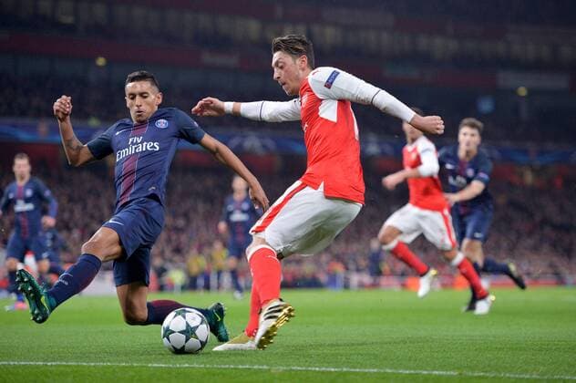 11 MESUT OZIL (ars) - 05 Marquinhos (psg) - Fussball, Champions League, FC Arsenal vs. Paris Saint Germain PSG - 23 11 2016 AnthonyBIBARD FEP Panoramic 