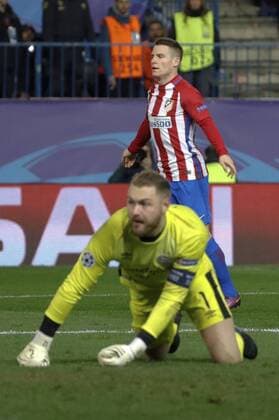 Atletico de Madrid s French striker Kevin Gameiro (R) celebrates his 1-0 goal against PSV Eindhoven s goalkeeper Jeroen Zoet during the UEFA Champions League 5th journey match between Atletico de Madrid and PSV Einhoven at Vicente Calderon stadium in Madrid, Spain, 23 November 2016. ATLETICO MADRID VS. PSV !ACHTUNG: NUR REDAKTIONELLE NUTZUNG!  MAD001 20161123-636155365244475338