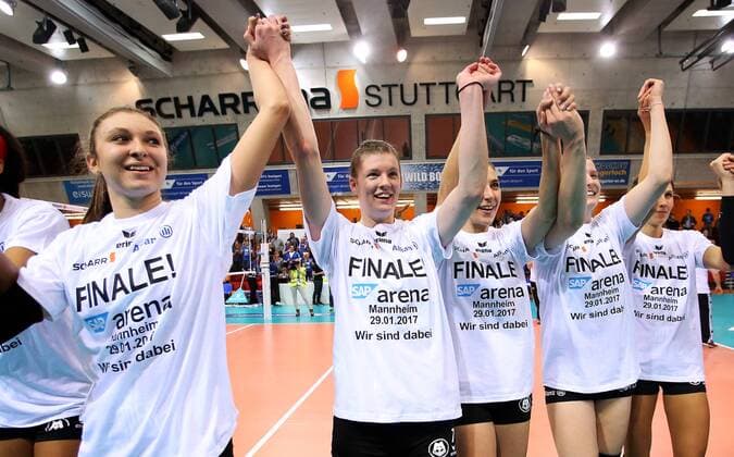 Bilder des Tages - SPORT Stuttgart Volleyball DVV-Pokal Halbfinale Allianz MTV Stuttgart vs. Rote Raben Vilbiburg, Stuttgarter Jubel, v.l. Michaela Mlejnkova, Renata Sandor, Micheli Tomazela Pissinato (MTV) freuen sich mit ihren Finale-Shirts