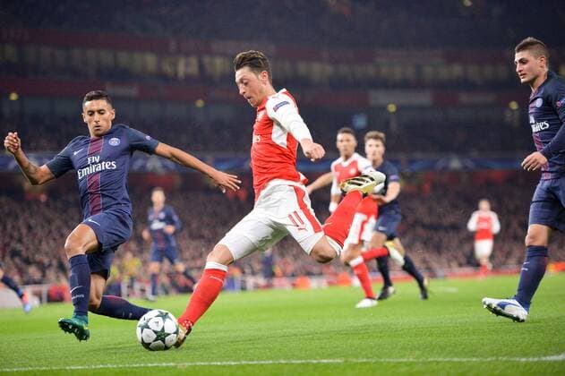 11 MESUT OZIL (ars) - 05 Marquinhos (psg) - Fussball, Champions League, FC Arsenal vs. Paris Saint Germain PSG - 23 11 2016 AnthonyBIBARD FEP Panoramic 