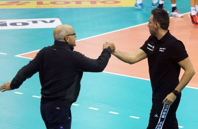 Allianz MTV Stuttgart - Rote Raben Vilsbiburg Deutschland, Stuttgart, 23.11.2016, Volleyball, 1. Bundesliga Frauen, Saison 2016 2017, Allianz MTV Stuttgart - Rote Raben Vilsbiburg: v.l. Bernhard Lobmüller (Manager Allianz MTV Stuttgart), Guillermo Hernandez (Trainer Allianz MTV Stuttgart).