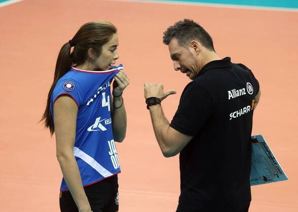 Allianz MTV Stuttgart - Rote Raben Vilsbiburg Deutschland, Stuttgart, 23.11.2016, Volleyball, 1. Bundesliga Frauen, Saison 2016 2017, Allianz MTV Stuttgart - Rote Raben Vilsbiburg: v.l. Valerie Nichol (Allianz MTV Stuttgart), Guillermo Hernandez (Trainer Allianz MTV Stuttgart).