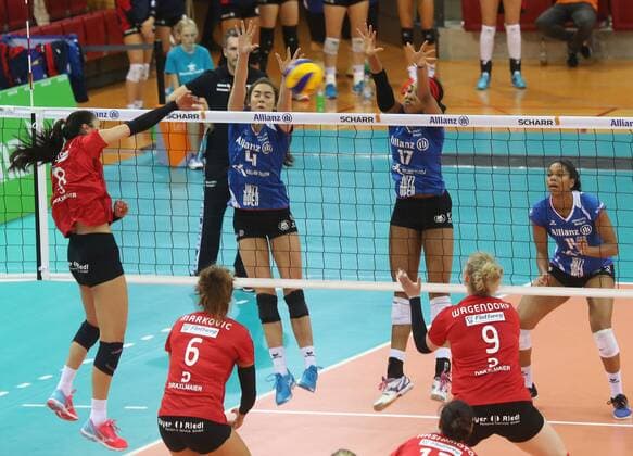 Allianz MTV Stuttgart - Rote Raben Vilsbiburg Deutschland, Stuttgart, 23.11.2016, Volleyball, 1. Bundesliga Frauen, Saison 2016 2017, Allianz MTV Stuttgart - Rote Raben Vilsbiburg: v.l. Ruth Burdine (Rote Raben Vilsbiburg), Valerie Nichol, Nia Grant (beide Allianz MTV Stuttgart).