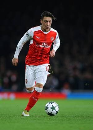 23.11.2016. Emirates Stadium, London, England. UEFA Champions League Football. Arsenal versus Paris Saint Germain. Arsenal Midfielder Mesut Ã–zil brings the ball forward xMarkxKertonx  ActionPlus11813270