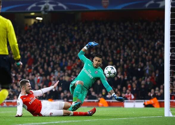23.11.2016. Emirates Stadium, London, England. UEFA Champions League Football. Arsenal versus Paris Saint Germain. Arsenal Midfielder Aaron Ramsey misses a cross by inches, as Paris Saint-Germain Goalkeeper Alphonse Ar& xe9;ola closes him down. xMarkxKertonx  ActionPlus11813272