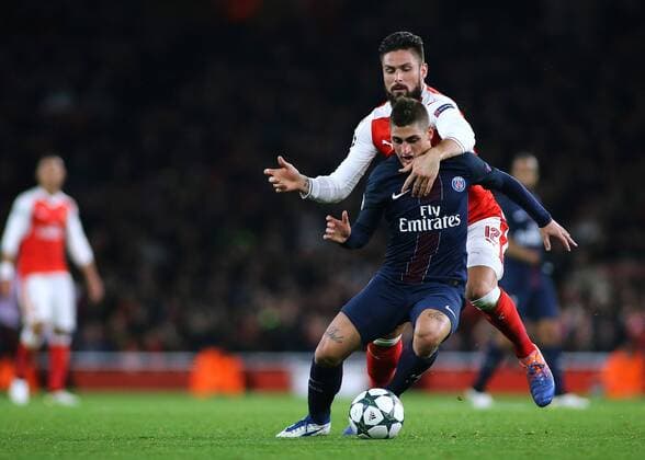 23.11.2016. Emirates Stadium, London, England. UEFA Champions League Football. Arsenal versus Paris Saint Germain. Paris Saint-Germain Midfielder Marco Verratti pressured by Arsenal Forward Olivier Giroud during a PSG attack xMarkxKertonx  ActionPlus11813279