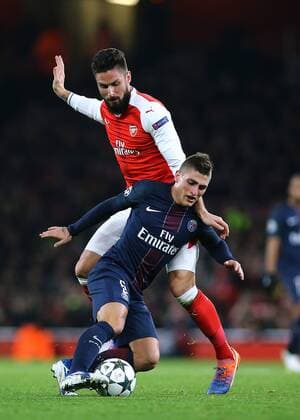 23.11.2016. Emirates Stadium, London, England. UEFA Champions League Football. Arsenal versus Paris Saint Germain. Paris Saint-Germain Midfielder Marco Verratti pressured by Arsenal Forward Olivier Giroud during a PSG attack xMarkxKertonx  ActionPlus11813280