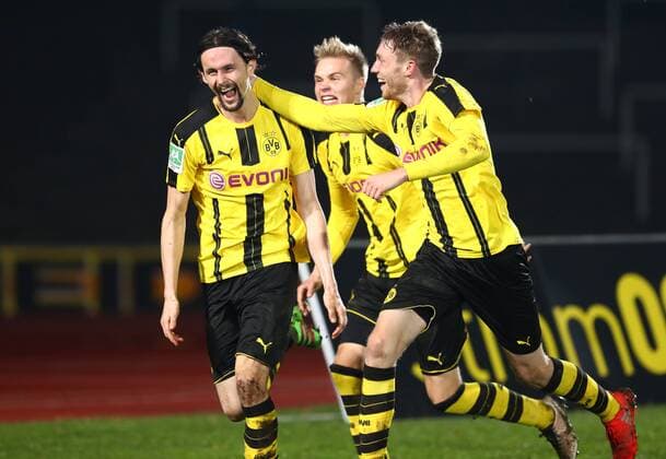 Mittwoch 23.11.2016, Saison 2016 2017, Regionalliga West, 12. Spieltag im Dortmunder Stadion Rote Erde, BVB Borussia Dortmund II - SV Rödinghausen 1970, Torjubel zum 1:0: Torschütze Neven Subotic (BVB II) mit Lars Dietz (BVB II) und Soeren Dieckmann (BVB II), v.l.