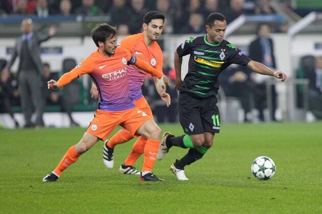 23.11.2016. Moenchengladbach, Germany. Raffael Borussia Monchengladbach and David Silva Manchester City challange for the ball during the UEFA Champions League football match between Borussia Monchengladbach and Manchester City at Borussia Park Stadium on 23 November 2016 in Monchengladbach xlaurent.lairysx  ActionPlus11813283