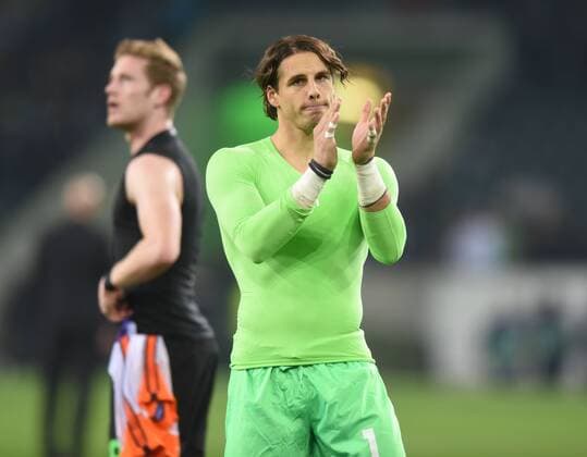 Championsleague: Borussia Mönchengladbach - Manchester City 23.11.2016. Torwart Yann Sommer (BMG) bedankt sich bei den Fans. HM