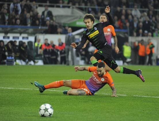 Championsleague: Borussia Mönchengladbach - Manchester City 23.11.2016. Torchance durch Fabian Johnson (BMG). Vorne: Nicolas Otamendi (City). HM