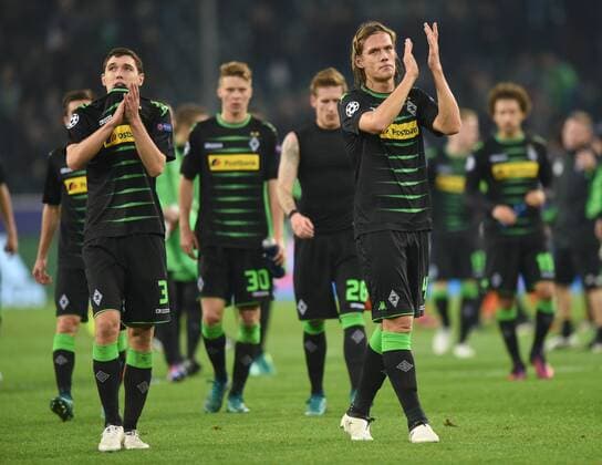 Championsleague: Borussia Mönchengladbach - Manchester City 23.11.2016. Andreas Christensen (li:) und Jannik Vestergaard (beide BMG) auf dem Weg in die Fankurve. HM