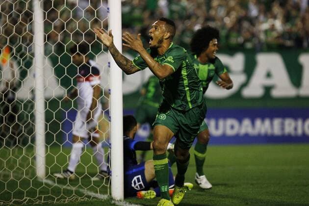 Chapecoense s Thiego reacts after the annulment of a goal during the South American Cup semifinal second leg match between Chapecoense and San Lorenzo at Conda Arena in Chapeco, Santa Catarina, Brazil, 23 November 2016. CHAPECOENSE VS SAN LORENZO !ACHTUNG: NUR REDAKTIONELLE NUTZUNG!  BRA001 20161124-636155496742294710