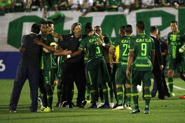 Players of Chapecoense celebrate their victory after their Copa Sudamericana semifinal second game, at the Arena Conda, in Chapeco, Brasil, 23 November 2016. CHAPECOENSE (BRA) VS. SAN LORENZO (ARG) !ACHTUNG: NUR REDAKTIONELLE NUTZUNG!  BRA03 20161124-636155536178722353