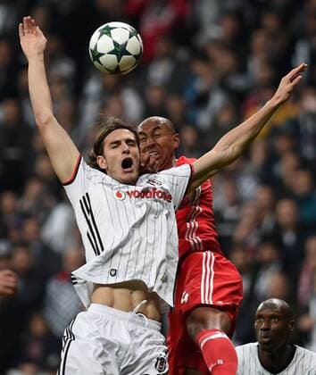 (161124) -- ISTANBUL, Nov. 24, 2016 -- Luisao (C) of Benfica vies with Atinc Nukan(L) of Besiktas during the UEFA Champions League Group B match between Turkey s Besiktas and Portugal s Benfica in Istanbul, Turkey, on Nov. 23, 2016. The match ended with a 3-3 draw. )(wll) (SP)TURKEY-ISTANBUL-SOCCER-UEFA CHAMPIONS LEAGUE-BESIKTAS VS BENFICA HexCanling 
