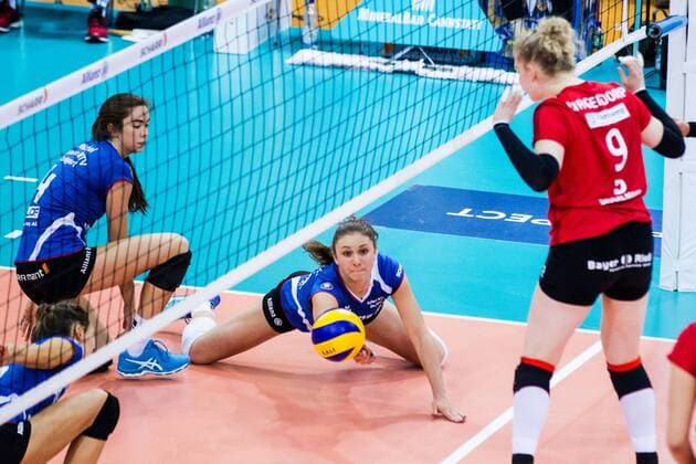 Michaela Mljenkova (16 MTV) rettet Hechtbagger; DVV Pokal Halbfinale: Allianz MTV Stuttgart vs Rote Raben Vilsbiburg, SCHARRena, Stuttgart Germany, 20161123; Stuttgart Copyright: xWuechner Eibner-Pressefotox EP_NWR