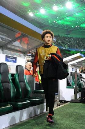 Fussball, UEFA Champions League, Herren, Saison 2016 2017, Gruppe C, 5. Spieltag, Borussia Park Mönchengladbach, Bor. Mönchengladbach (schwarz) - Manchester City (orange) 1:1; Leroy Sane (Man City) auf dem Weg zur Bank.