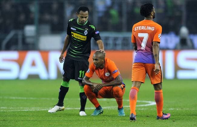 Fussball, UEFA Champions League, Herren, Saison 2016 2017, Gruppe C, 5. Spieltag, Borussia Park Mönchengladbach, Bor. Mönchengladbach (schwarz) - Manchester City (orange) 1:1; Raffael (Gladbach) tröstet Fernandinho (Man City), Aktion.
