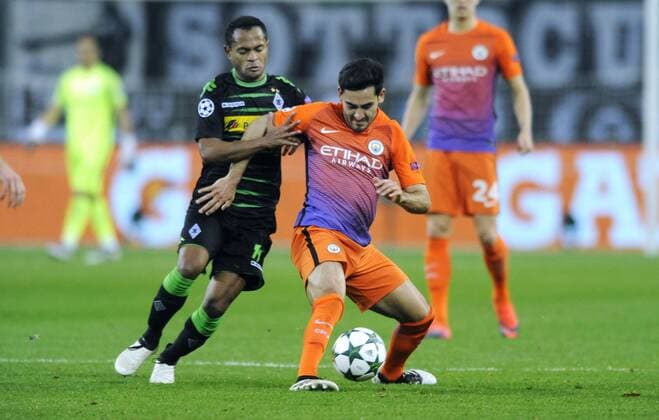 Fussball, UEFA Champions League, Herren, Saison 2016 2017, Gruppe C, 5. Spieltag, Borussia Park Mönchengladbach, Bor. Mönchengladbach (schwarz) - Manchester City (orange) 1:1; Ilkay Gündogan (Man City), Raffael (Gladbach), Aktion.