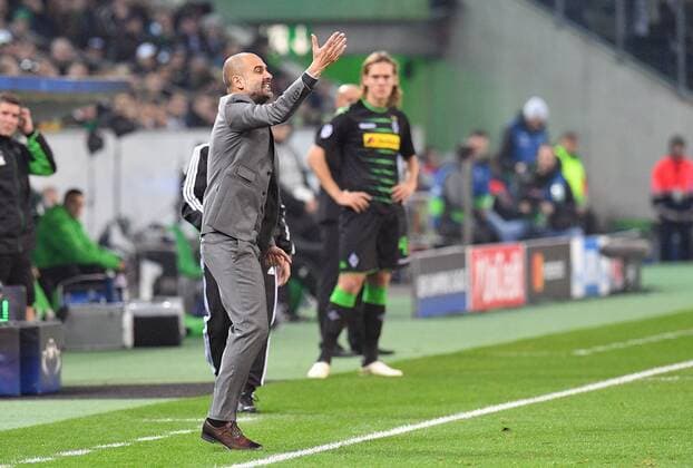 23.11.2016, xsyx, Fussball Champions League, Borussia Moenchengladbach - Manchester City FC, emspor, v.l. Trainer Pep Guardiola (Manchester City FC) gibt Anweisungen, gestikuliert, mit den Armen gestikulieren gives instructions, gesticulate. Moenchengladbach