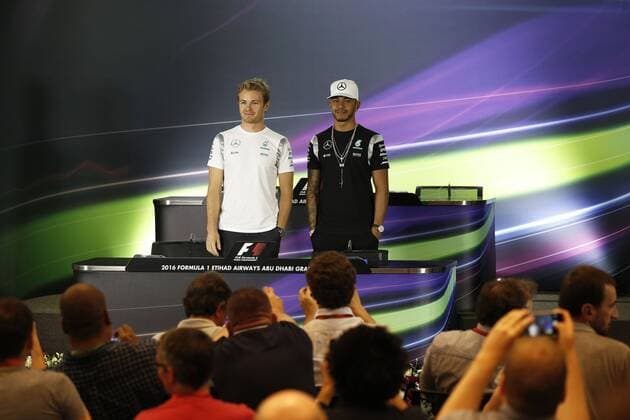 Bilder des Tages - SPORT Motorsports: FIA Formula One World Championship WM Weltmeisterschaft 2016, Grand Prix of Abu Dhabi, 6 Nico Rosberg (GER, Mercedes AMG Petronas Formula One Team), 44 Lewis Hamilton (GBR, Mercedes AMG Petronas Formula One Team), xHOCHxZWEIx