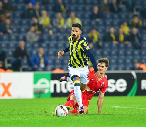 Fußball, EL, Fenerbahce Istanbul - Sorja Luhansk UEFA Europa League Group A day 5 match between Fenerbahce and Zorya Luhansk at Ulker Stadium in Istanbul , Turkey , November 24 , 2016. Pictured: Alper Potuk of Fenerbahce and of Zorya Luhansk. 