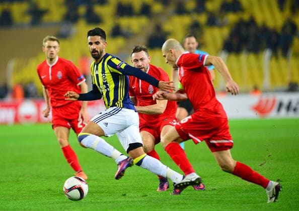 Fußball, EL, Fenerbahce Istanbul - Sorja Luhansk UEFA Europa League Group A day 5 match between Fenerbahce and Zorya Luhansk at Ulker Stadium in Istanbul , Turkey , November 24 , 2016. Pictured: Alper Potuk of Fenerbahce and of Zorya Luhansk. 