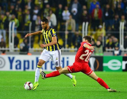 Fußball, EL, Fenerbahce Istanbul - Sorja Luhansk UEFA Europa League Group A day 5 match between Fenerbahce and Zorya Luhansk at Ulker Stadium in Istanbul , Turkey , November 24 , 2016. Pictured: Josef de Souza of Fenerbahce and Oleksandr Karavayev of Zorya Luhansk. 