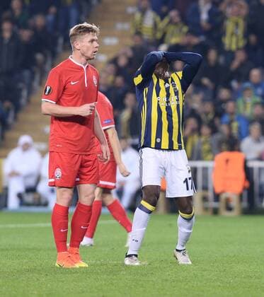 UEFA Europa League Group A day 5 match between Fenerbahce and Zorya Luhansk at Ulker Stadium in Istanbul , Turkey , November 24 , 2016. Pictured: Moussa Sow 17 of Fenerbahce and Rafael Forster 12 of Zorya Luhansk. 