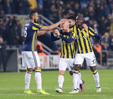 Fußball, EL, Fenerbahce Istanbul - Sorja Luhansk UEFA Europa League Group A day 5 match between Fenerbahce and Zorya Luhansk at Ulker Stadium in Istanbul , Turkey , November 24 , 2016. Pictured: Fenerbahce Players celebrates for Miroslav Stoch s goal. 